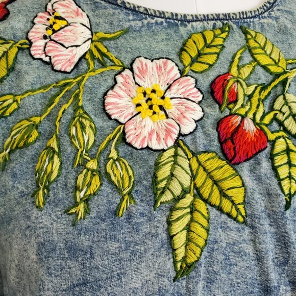 Embroidered Roses Denim Top Size M - Picture 9 of 14